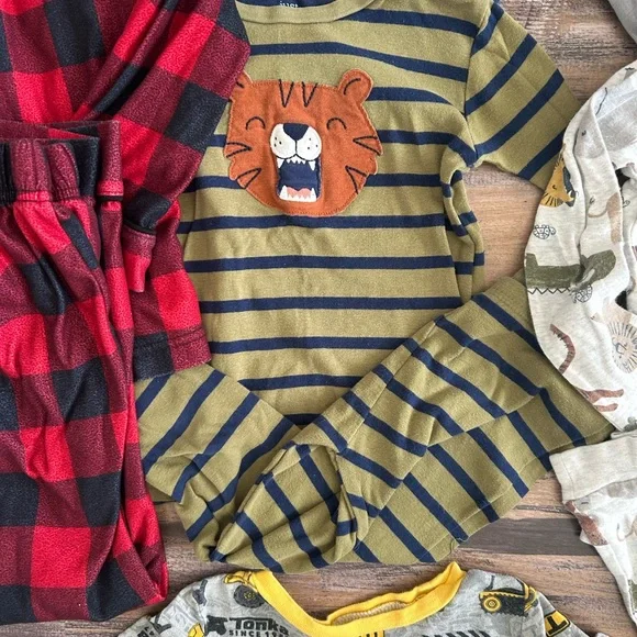 Mixed Boys Pajama Bundle with Dinosaur, Batman & Animal Prints - Picture 4 of 10